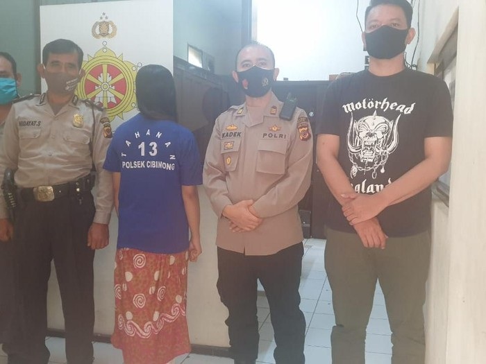 NS (18) remaja yang tega membunuh dan membuang jasad bayinya di selokan saat diamankan polisi. 