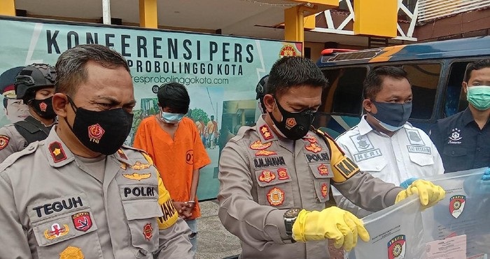 Kapolres Probolinggo Kota, AKBP Raden Muhammad Jauhari saat menggelar jumpa pers di mapolres Probolinggo.