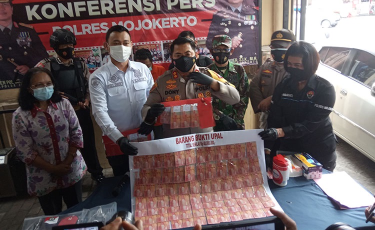  Kapolres Mojokerto Dony Alexander menunjukkan barang bukti uang palsu yang disita petugas dari pelaku. 
