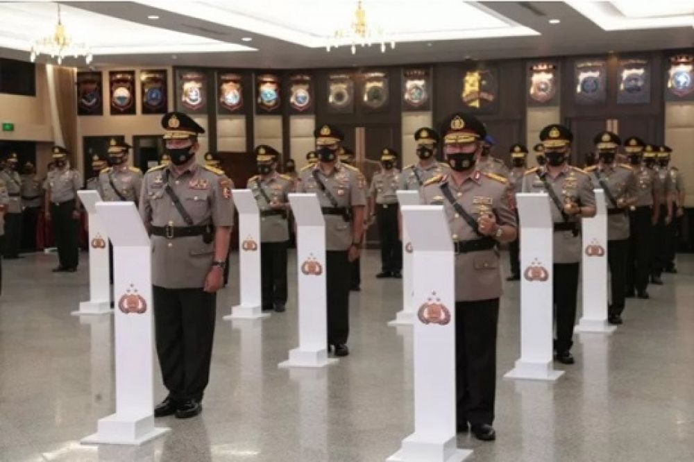 Sejumlah perwira menengah dan tinggi Polri naik pangkat usai menjalani upacara serah terima jabatan di Mabes Polri, Jakarta, Senin (31/8).