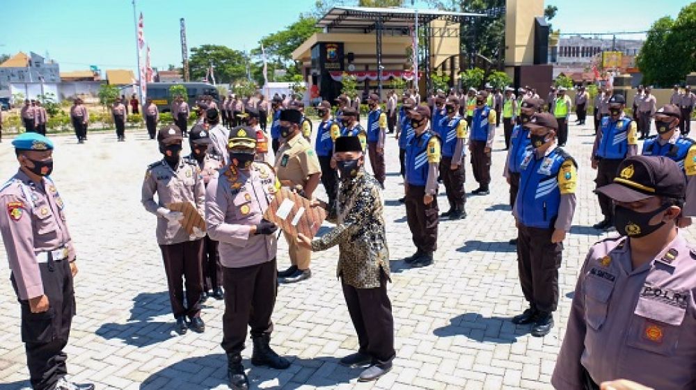 Kapolresta Sidoarjo Kombes Pol Sumardji berikan reward ke tokoh kampung Tangguh