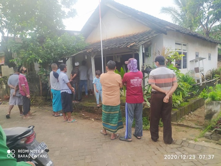 Warga mendatangi rumah korban tempat korban meninggal diduga tersengat listrik. 