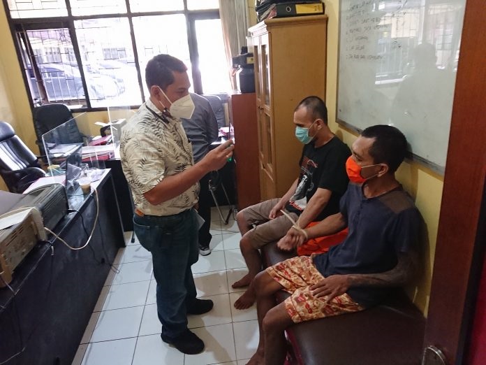 Para pelaku saat diperiksa petugas. 