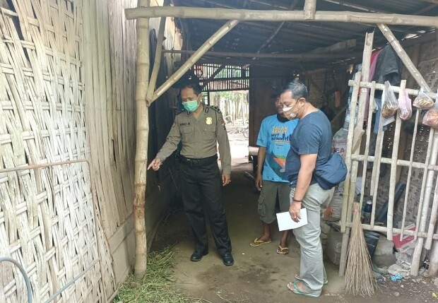 Polisi melakukan olah TKP di salah satu kandang milik warga yang sapinya hilang dicuri. 