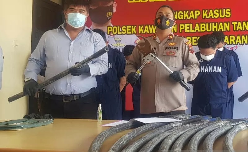 Polisi menunjukkan para pelaku dan barang bukti saat rilis kasus.