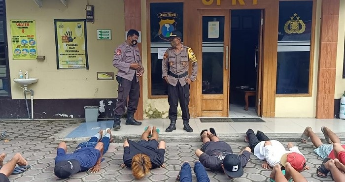 Para pemuda dihukum push up di halaman mapolsek. 