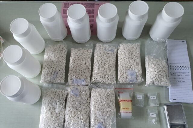 Barang bukti narkoba jenis pil dobel L yang berhasil diamankan polisi.