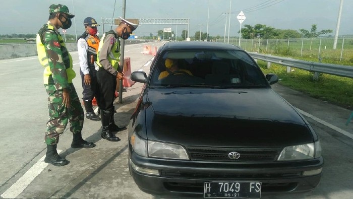 Polisi melakukan pemeriksaan secara ketat di exil tol Ngawi.