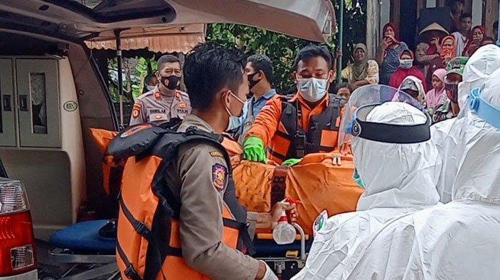 Petugas BPBD kabupaten tuban mengevakuasi jenazah korban yang ditemukan mengapung di sungai Turut pada Rabu (20/1) siang. 