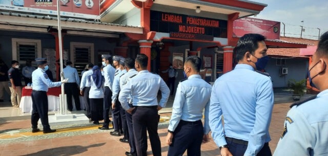 Petugas lapas Klas IIB Mojokerto mengantre tes urine.