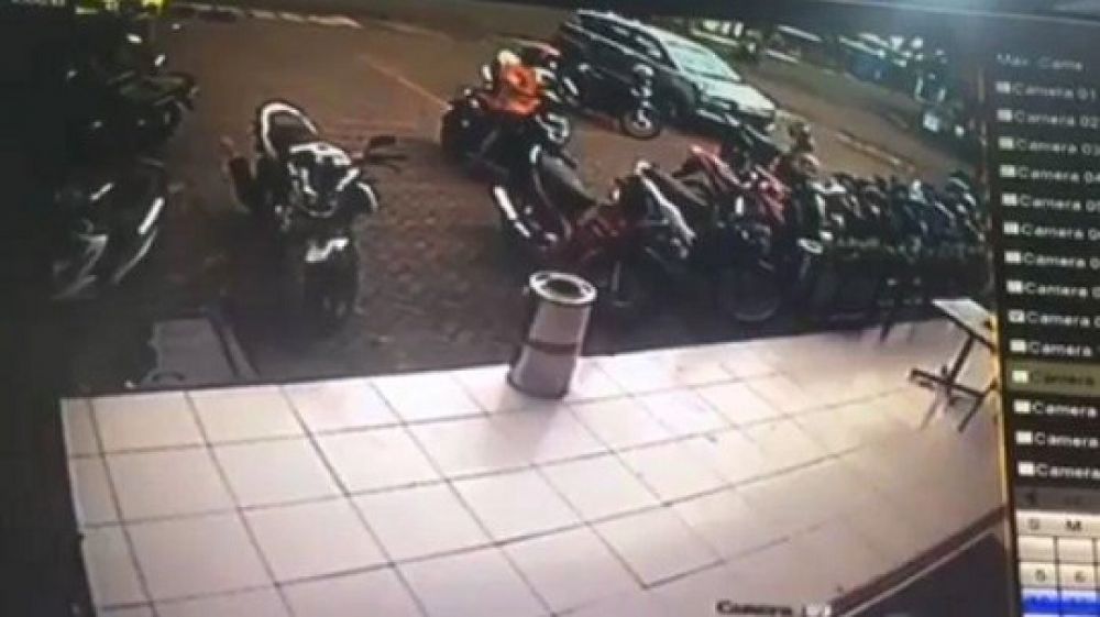 Tangkapan layar rekaman CCTV yang menunjukkan pelaku tengah membawa kabur motor milik korban. 