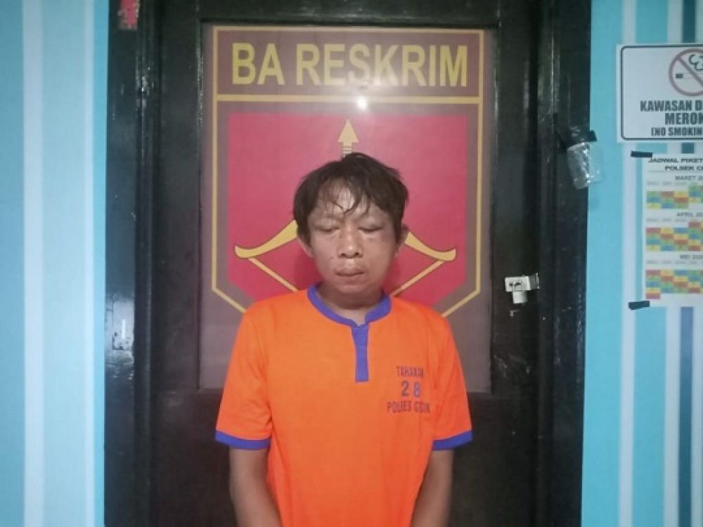 Pelaku saat diamankan di Polsek Cerme usai kedapatan mencuri sepeda angin. 