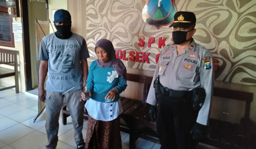 Kedua tersangka saat diamankan di Polsek Ganding. 