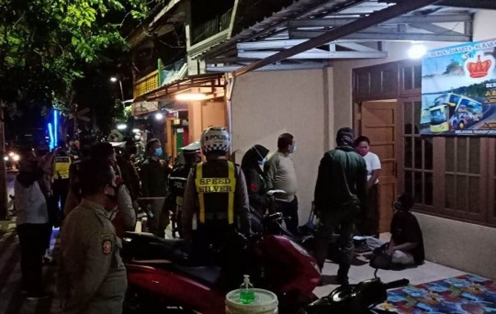 Petugas menertibkan warga yang kedapatan tidak menggunakan masker. SP/tyan
