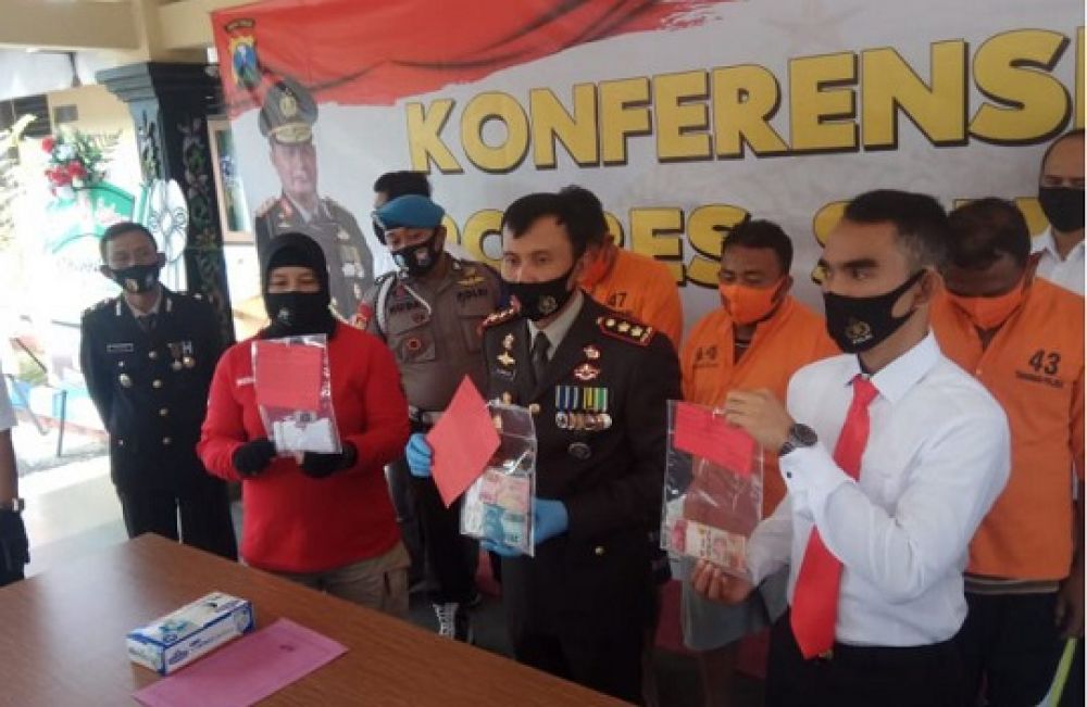 Kapolres Sumenep AKBP Sudarman (tengah) menunjukkan barang bukti hasil OTT di pasar Tradisional Kecamatan Lenteng. SP/AR