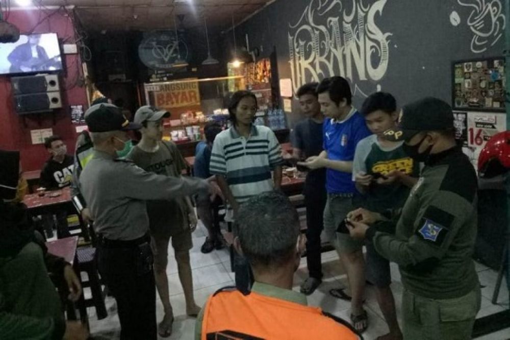 Petugas gabungan Polres Pelabuhan Tanjung Perak saat sidak di salah satu warkop. SP/tyan