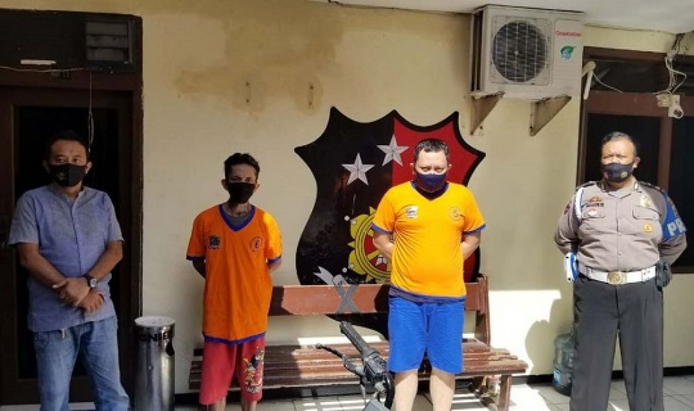 Dua pelaku pembobolan rumah bos catering saat diamankan di mapolsek Genteng, Surabaya. 