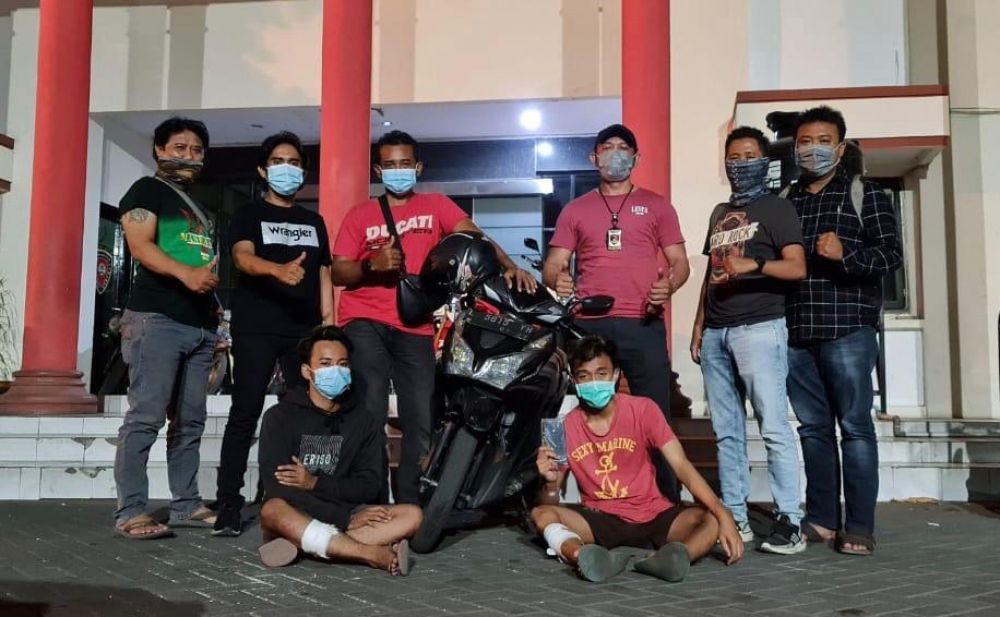 Kedua jambret, Busron dan Fahrul, saat berada di Polrestabes Surabaya usai diamankan petugas, Rabu (29/9/2020). SP/Septyan