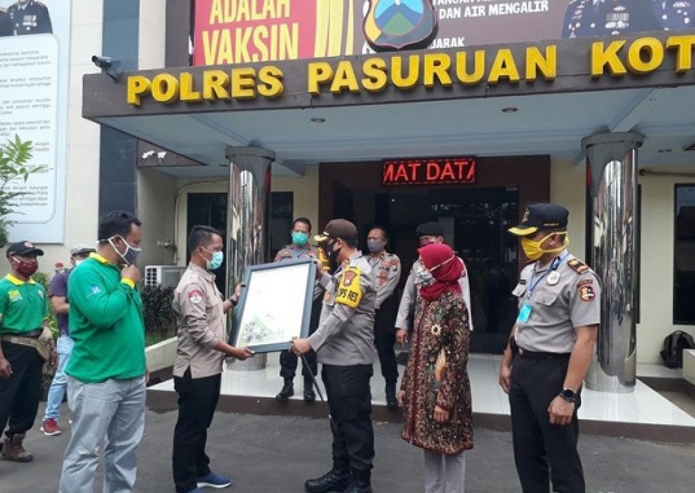 Penyerahan penghargaan lingkungan hidup kepada Kapolres Pasuruan Kota AKBP Dony Alexander.
