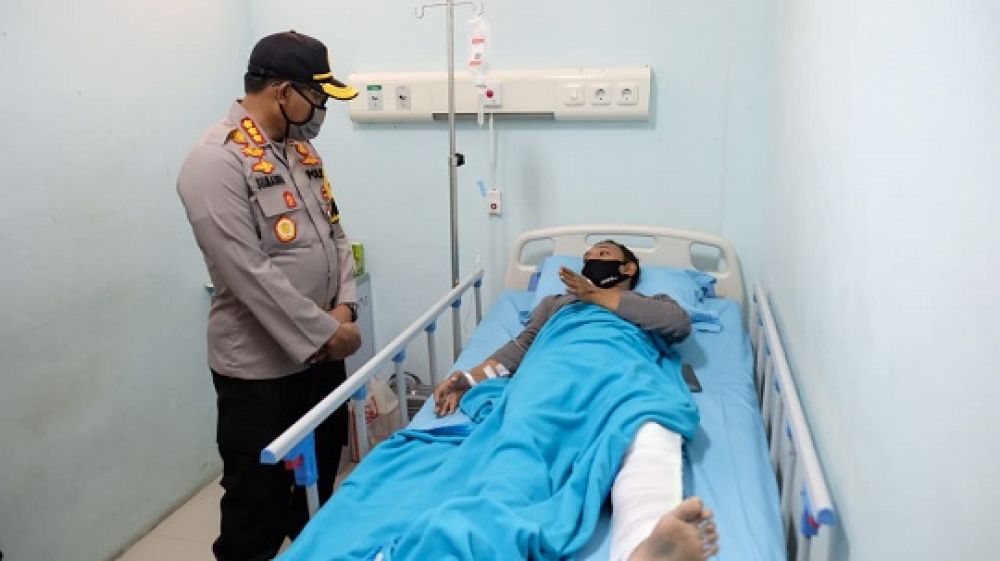 Kapolresta Sidoarjo Kombes Pol Sumardji jenguk anggotanya yang patah kaki. SP/sg