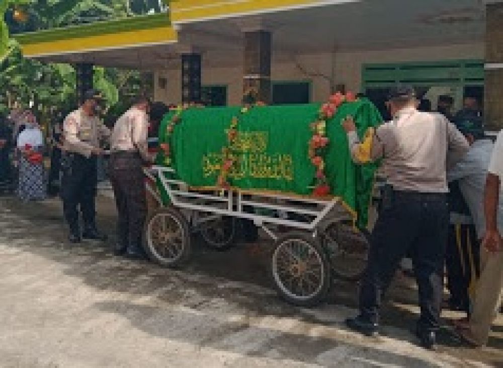 Anggota Polsek Yosowilangun bersama Babinsa berikut Kades setempat mengantar pemakaman jenazah hingga makam. SP/lim