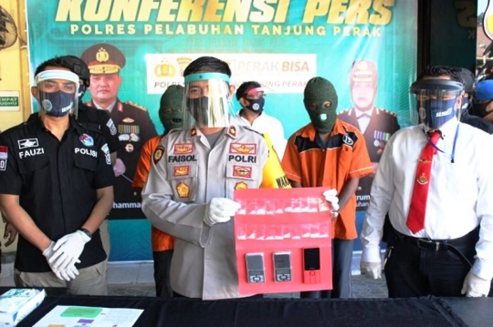 Wakapolres Pelabuhan Tanjung Perak Kompol Ahmad Faisol Amir, S.I.K, M.Si menunjukkan barang bukti dalam kasus peredaran narkoba jenis sabu untuk tersangka MN. SP/tyan