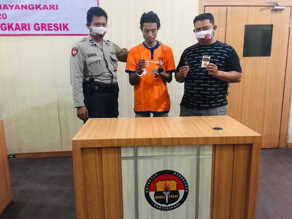 Tersangka Abdul Karim warga Dooro, Kecamatan Cerme, Gresik (tengah) saat diamankan petugas.