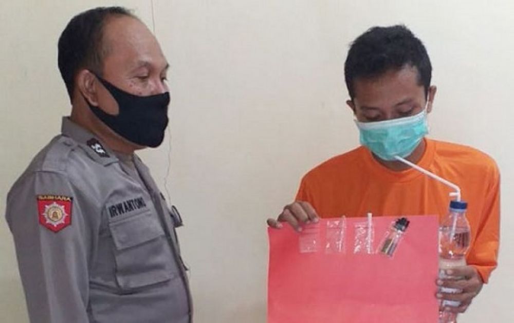 Tersangka dan barang bukti saat diamankan polisi. 