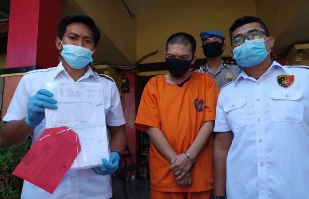 Tersangka penggelapan uang saat diamankan di Mapolsek Asemrowo. 