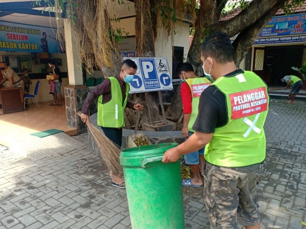 Para pelanggar diberikan teguran berupa sanksi sosial dengan merbersihkan sampah. SP/sg