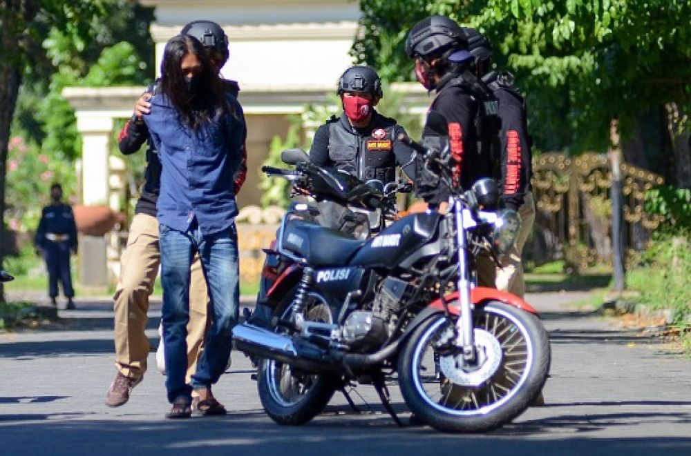 Tim Anti Bandit (TAB) Polsek Sukolilo melakukan penangkapan di kawasan hukum Polsek Sukolilo Surabaya, Jawa Timur, Rabu (1/7/2020). SP/Julian