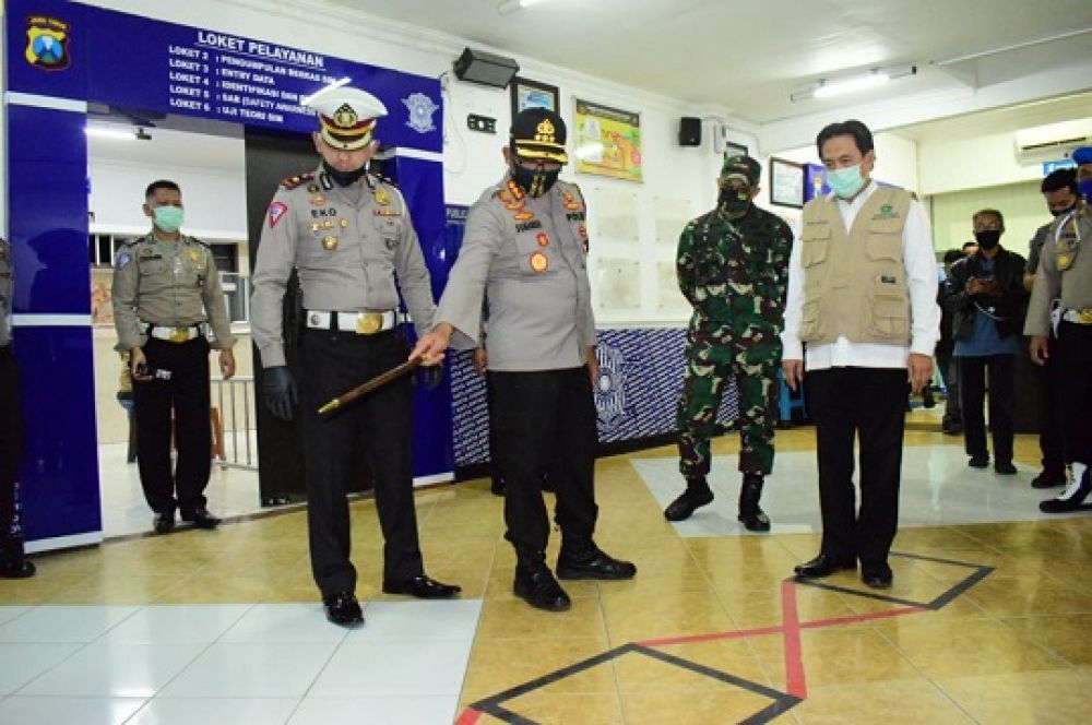 Kapolresta Sidoarjo Kombes Pol Sumardji bersama  Wakil Bupati Sidoarjo Nur Ahmad Syaifuddin saat meresmikan Satpas Tangguh semeru beberapa waktu yang lalu. SP/sg