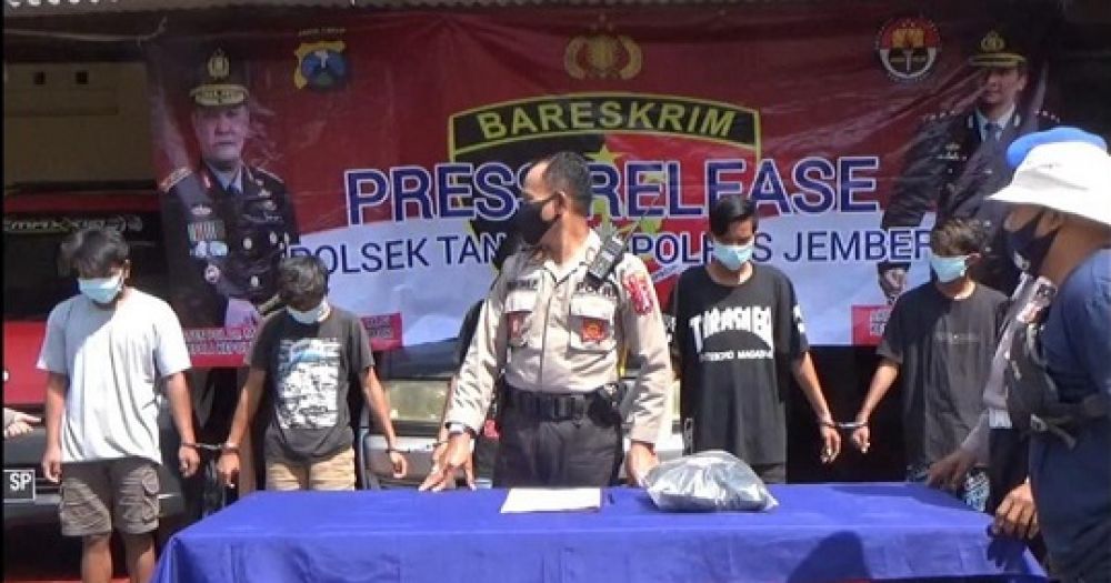 Polisi menggelar jumpa pers kasus pemerkosaan siswi SMA di Jember yang digilir 8 pemuda di kebun karet. 