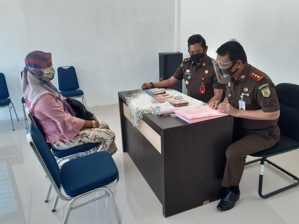 Tampak prosesi penyetoran pembayaran pidana denda oleh istri terpidana Syaiful Aidy bersama tim Kejari Tanjung Perak di kantor BRI setempat, Rabu (9/9/2020). SP/BUDI