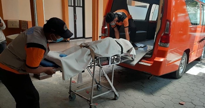 Polisi mengevakuasi jenazah Abdul Manan (40) yang tewas usai dibacok pelaku yang merupakan teman korban. 