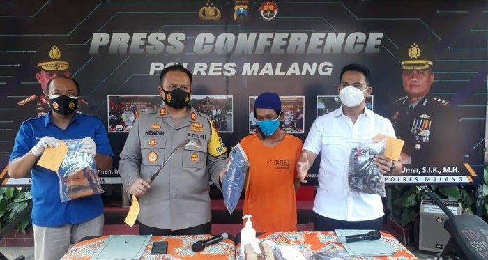 Kapolres Malang AKBP Hendri Umar menanyai pelaku pembunuhan dalam rilis di Polres Malang, Kamis (19/11).