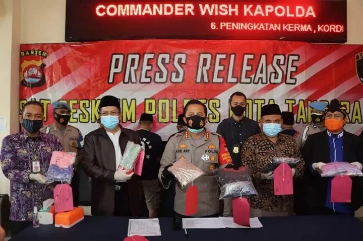 Polisi menunjukkan barang bukti dari kasus persetubuhan seorang ayah di Tangerang terhadap dua anaknya. 