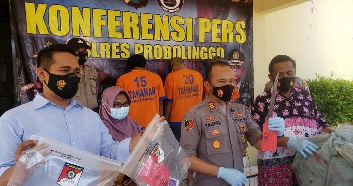 Polisi saat menggelar jumpa pers di Polres Probolinggo.
