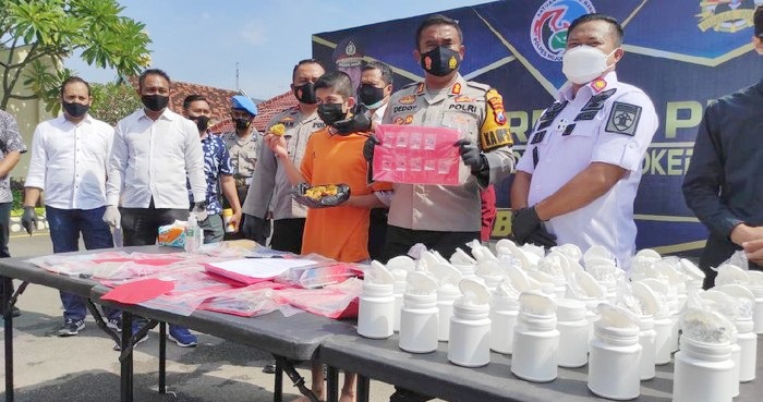 Polisi menunjukkan barang bukti dan pelaku saat rilis. 