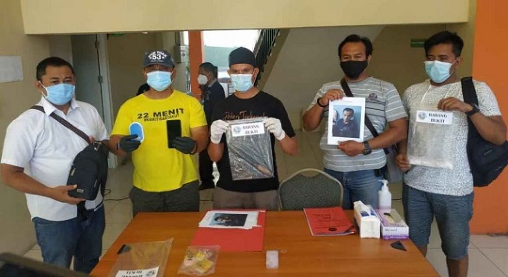 Polisi menunjukkan foto pelaku yang ditembak mati beserta barang bukti yang diamankan dari penangkapan.