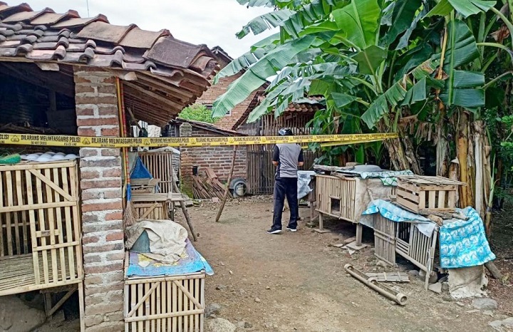 Polisi melakukan olah TKP di tempat ditemukannya jasad bayi perempuan di Ponorogo. 