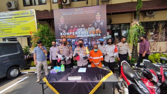 Kapolresta Malang Kota, Kombes Pol Leonardus Simarmata saat merilis kasus curanmor. 