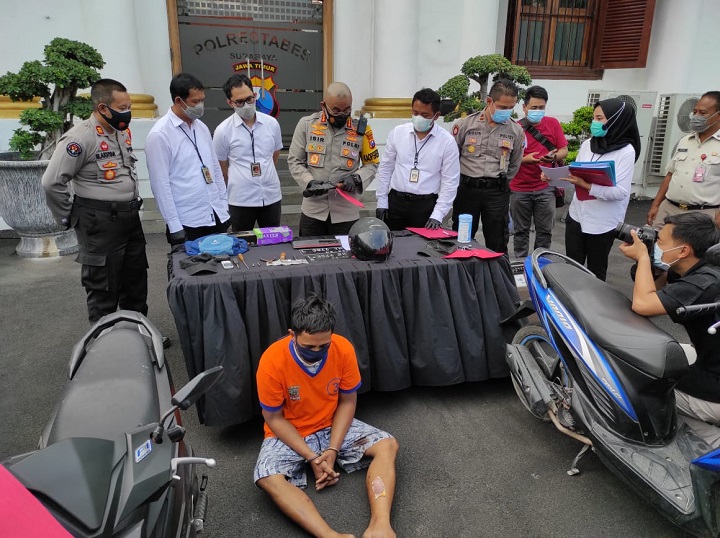 Polrestabes Surabaya menggelar rilis begal sadis pelaku curanmor yang ditembak mati petugas. SP/Septyan