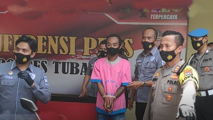 Arifin, begal payudara yang ditangkap ditunjukkan saat rilis.