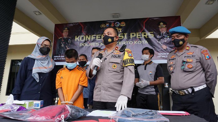 Wakapolres Mojokerto Kota, Kompol Iwan Sebastian menunjukkan pelaku dan barang bukti saat jumpa pers di Mapolres Mojokerto Kota, Rabu (13/1). 