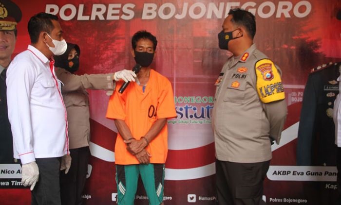 Tersangka Mujiharto alias Mbahto saat ditanyai dalam rilis kasus di Polres Bojonegoro. 