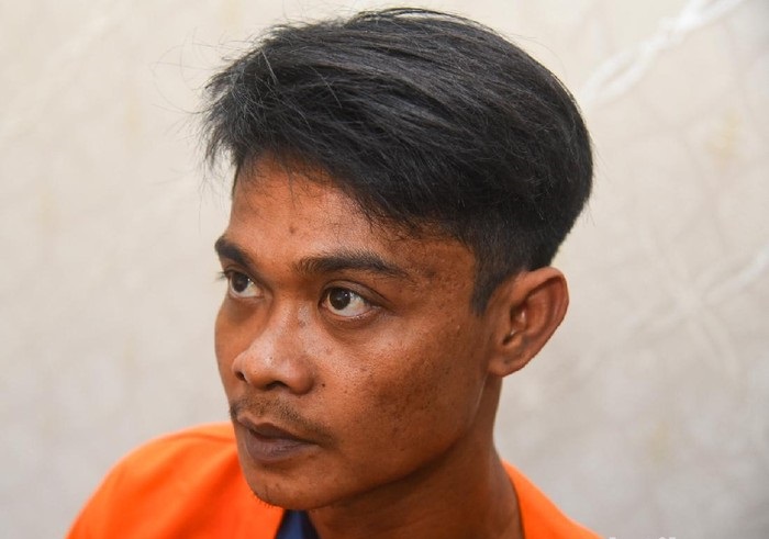 Pelaku saat diamankan polisi.