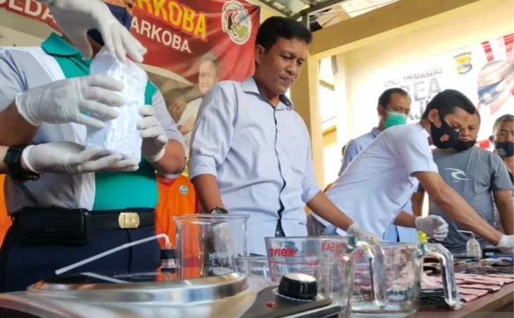 Polisi menunjukkan barang bukti yang berhasil diamankan dari rumah ustad yang menjadi home industry sabu.