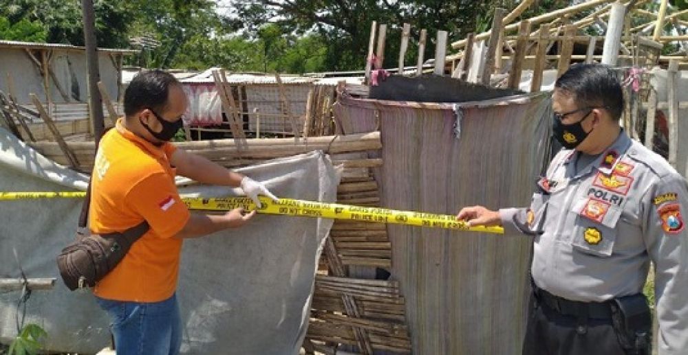 Petugas saat berada di lokasi penemuan jenazah janda dalam kondisi telanjang yang diperkirakan telah meninggal sejak Sabtu (12/9). 