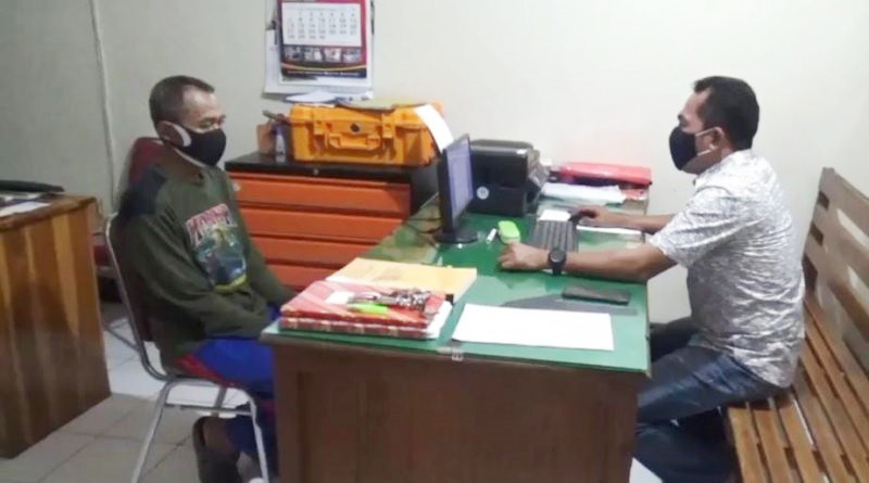 Jarno, pelaku pemerkosaan saat menjalani pemeriksaan. 